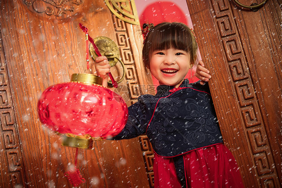 可爱的小女孩手提红灯笼庆祝新年图片