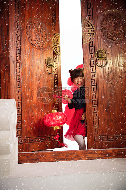 可爱的小女孩手提红灯笼庆祝新年图片