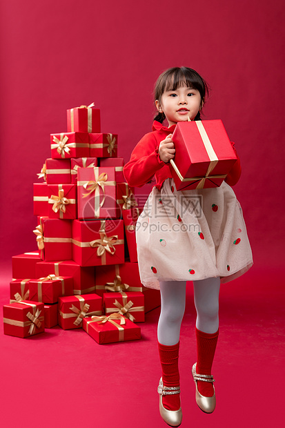 快乐的小女孩收到许多节日礼物图片