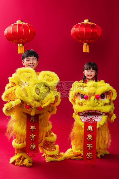 欢乐的男孩女孩舞狮庆祝新年图片