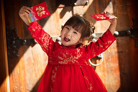 快乐的小女孩拿着红包图片
