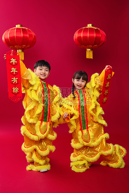 欢乐的男孩女孩舞狮庆祝新年图片