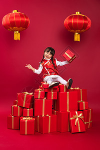 快乐的小女孩收到许多新年礼物图片