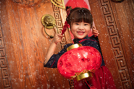 过年红灯笼可爱的小女孩手提红灯笼庆祝新年背景