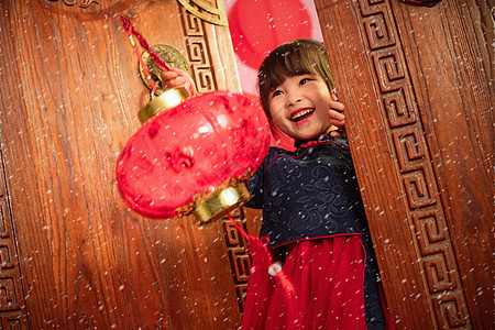 微笑的表情可爱的小女孩手提红灯笼庆祝新年背景