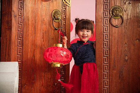 漂亮的小女孩手提红灯笼庆祝新年图片