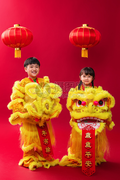 欢乐的男孩女孩舞狮庆祝新年图片