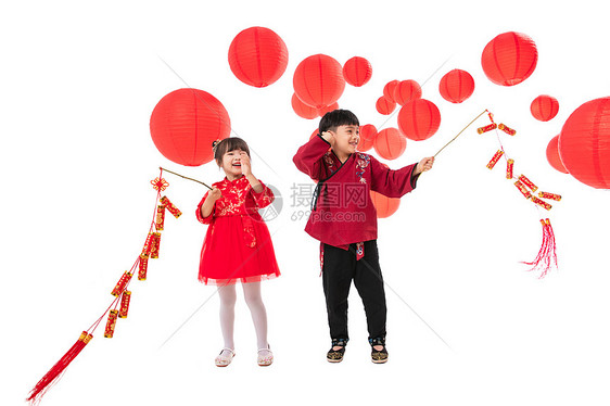 新年放鞭的快乐男孩女孩图片