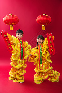 欢乐的男孩女孩舞狮庆祝新年图片