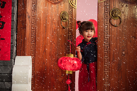 漂亮的小女孩手提红灯笼庆祝新年图片