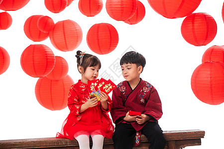 红包元素开心的男孩女孩拿着红包背景