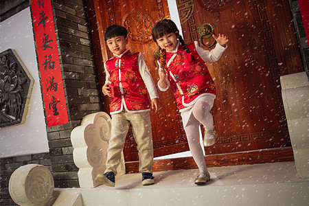 中式庭院欢乐的男孩女孩在门口玩耍背景