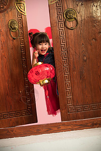 可爱的小女孩手提红灯笼庆祝新年图片