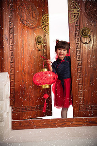 漂亮的小女孩手提红灯笼庆祝新年图片