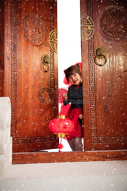 漂亮的小女孩手提红灯笼庆祝新年图片