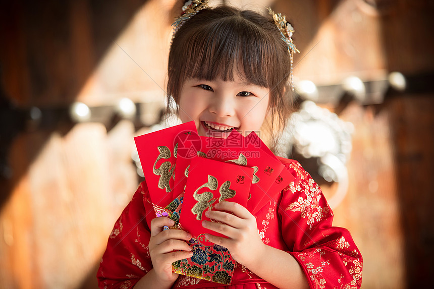 可爱的小女孩拿着红包图片