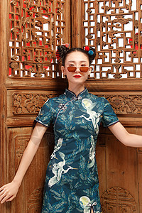 站在中式门前的漂亮女人图片