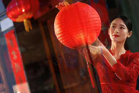 中式窗户年轻女人过年挂红灯笼背景