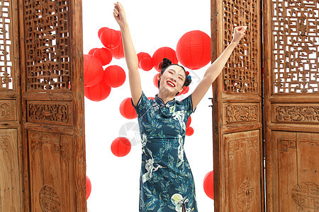 站在中式门前的快乐女人图片