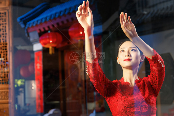 年轻女人过年贴窗花图片