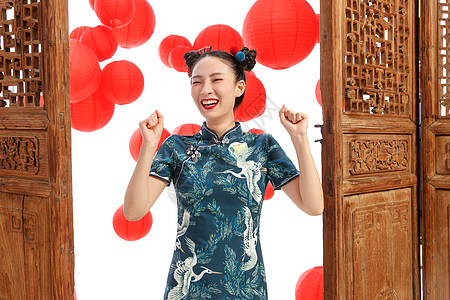 站在中式门前的快乐女人图片