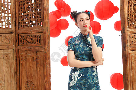 站在中式门前不开心的女人图片