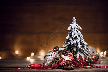 松果木灯松树和圣诞装饰物背景