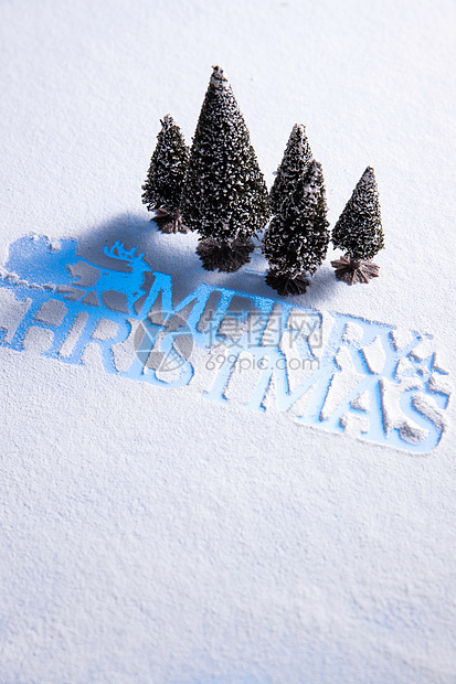 雪地上的松树和圣诞节英文图片