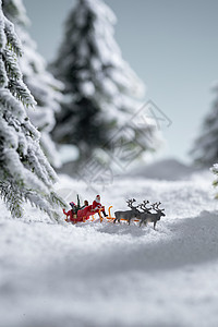 雪地上驯鹿拉着圣诞老人图片