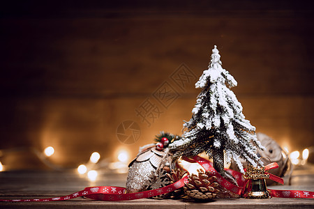 松树和圣诞装饰物图片