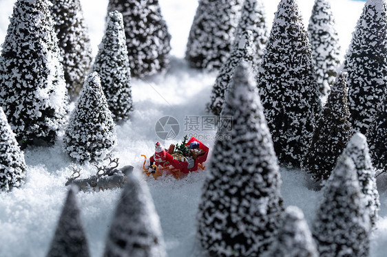 雪地上驯鹿拉着圣诞老人图片