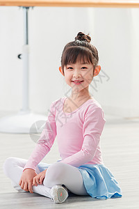 练舞蹈的小女孩坐着休息图片