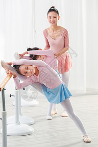 年轻舞蹈老师教小女孩们跳舞图片
