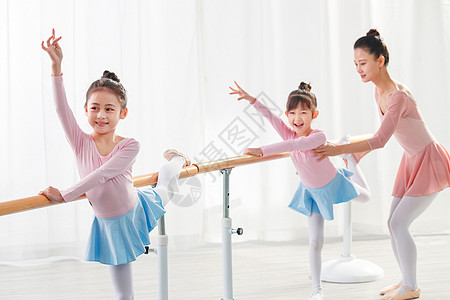 年轻舞蹈老师教小女孩们跳舞高清图片