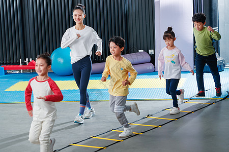 孩子跑儿童在教练的指导下进行体能训练背景