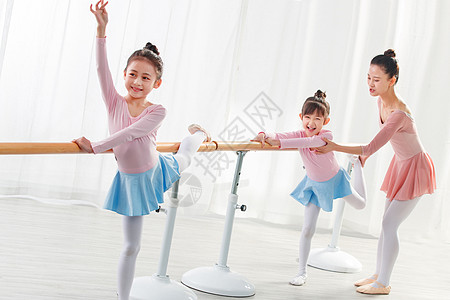 舞蹈练习室年轻舞蹈老师教小女孩们跳舞背景