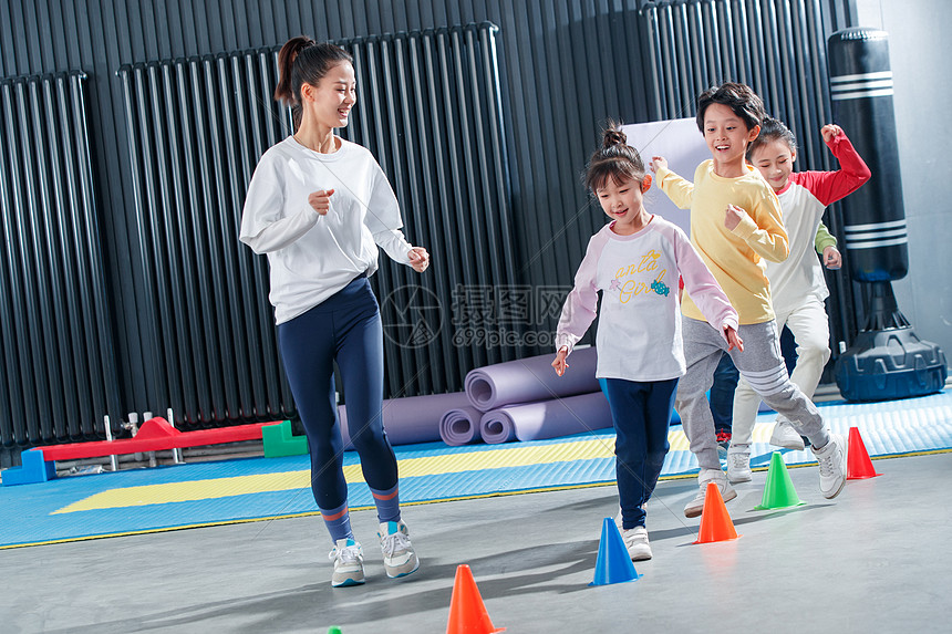 教练战术调度获赞全场紧逼与挡拆配合屡见成效