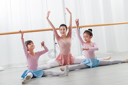 年轻舞蹈老师教小女孩们跳舞高清图片