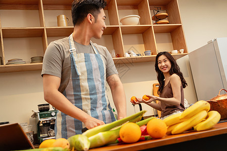 青年夫妇在家做饭图片