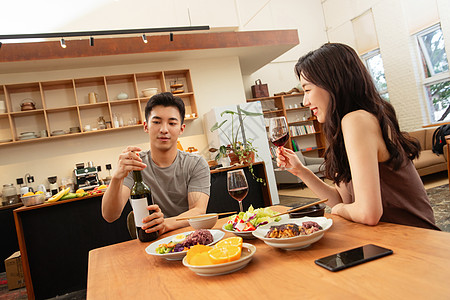 家庭晚餐年轻夫妇在家用餐背景