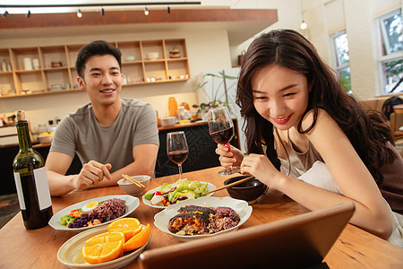年轻夫妇在家吃饭视频图片