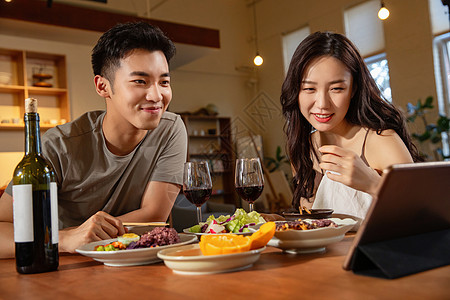 年轻夫妇在家吃饭视频高清图片