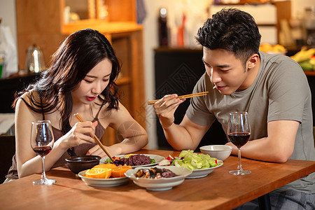 年轻夫妇在家用餐高清图片