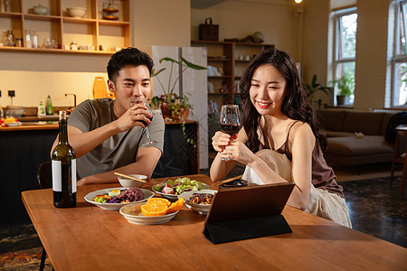 年轻夫妇在家吃饭视频图片