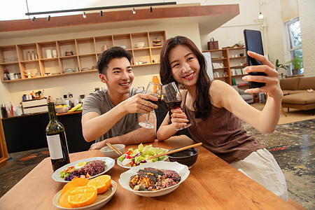 年轻夫妇在家用餐高清图片