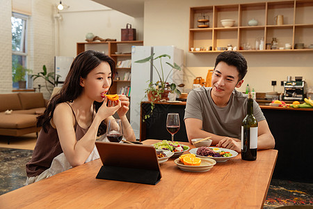青年夫妇在家做饭立即下载照片  |幸福的中老年夫妻