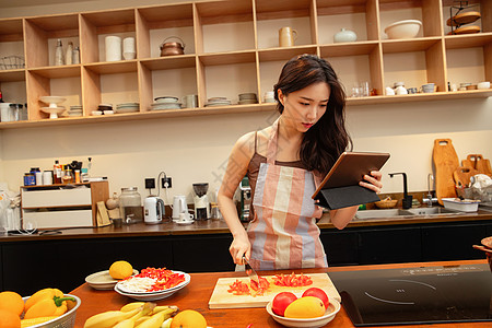 青年女人在家做饭图片