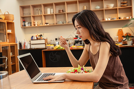 青年女人居家办公图片