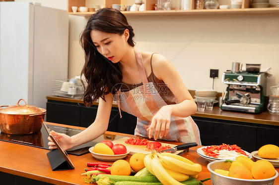 青年女人在家做饭图片
