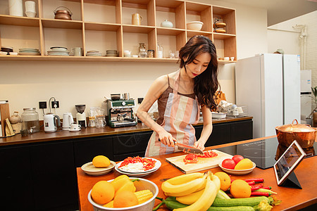 青年女人在家做饭图片